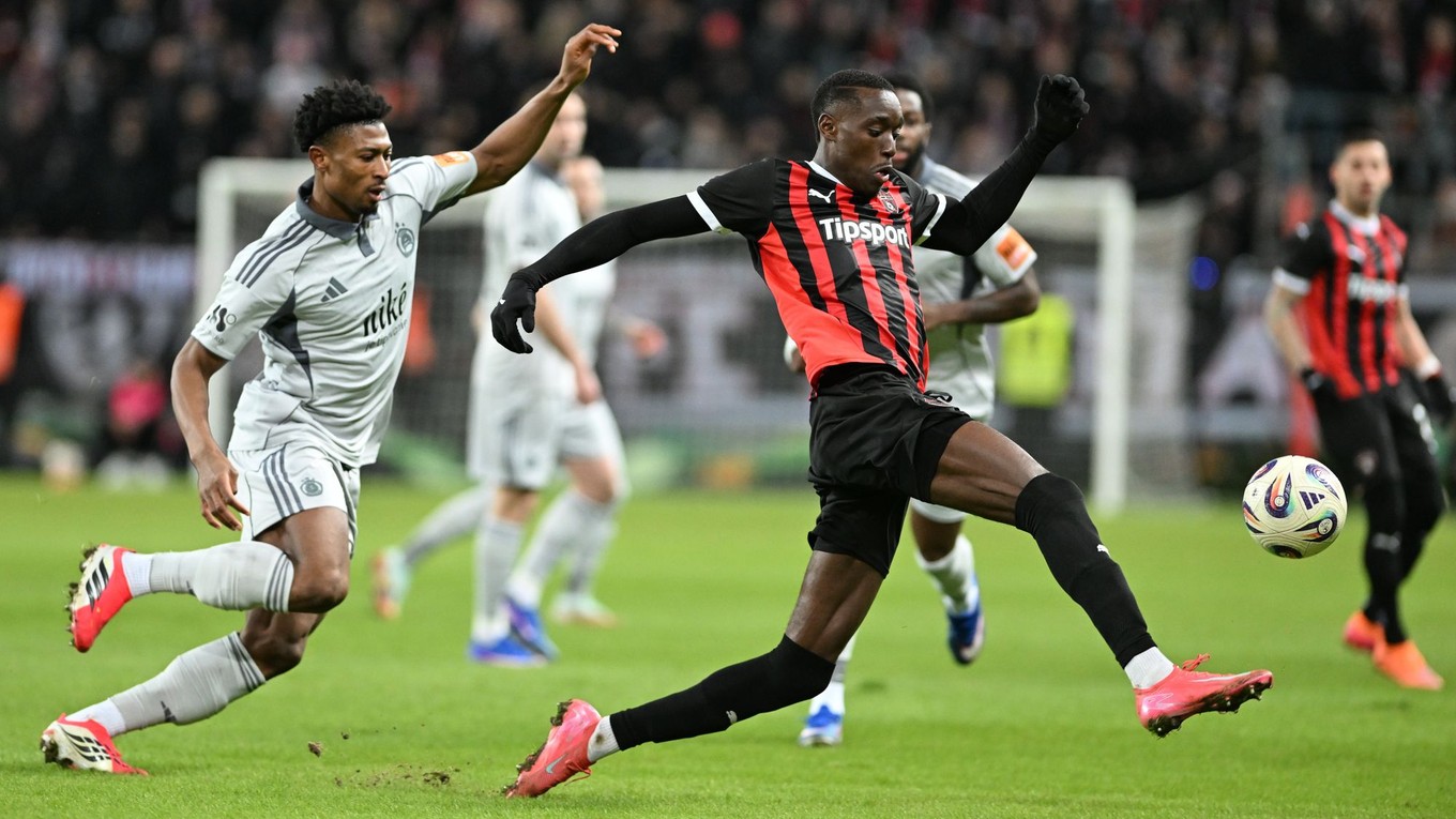 Na snímke vpravo hráč Trnavy Idjessi Metsoko a hráč Slovana Rahim Ibrahim počas osemfinále Slovnaft Cup-u medzi FC Spartak Trnava - ŠK Slovan Bratislava.