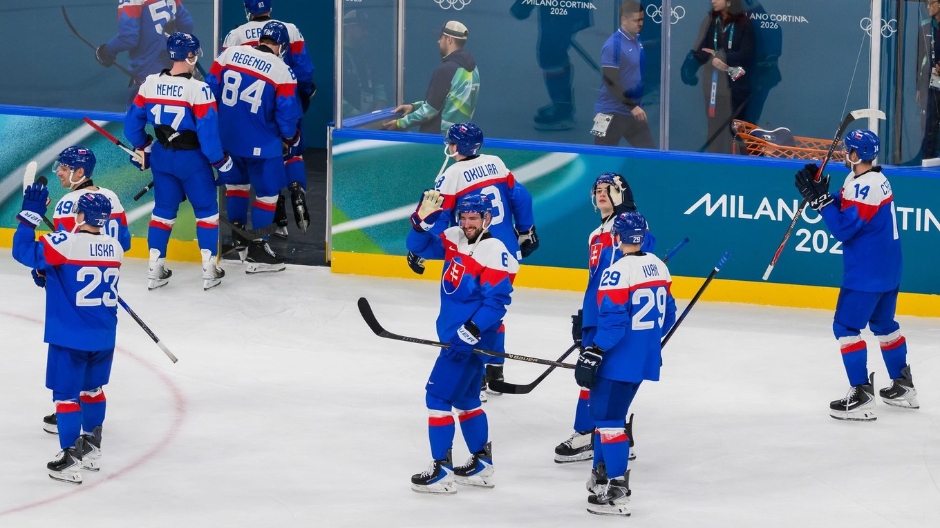 Slovenskí hokejisti ďakujú divákom po výhre 4:1 po zápase základnej B-skupiny Slovensko - Fínsko na ZOH 2026.