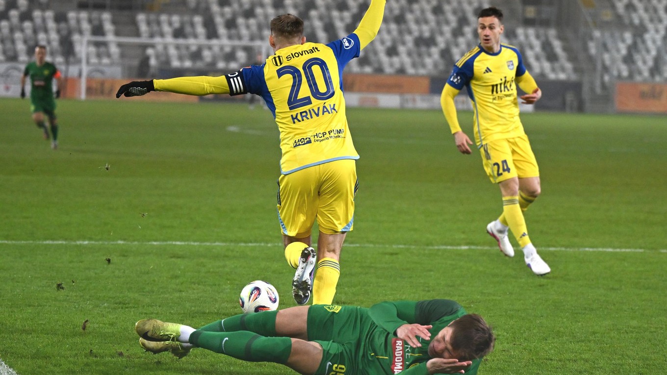 Na snímke chrbtom Ján Krivák (Košice) a dole Marko Roginič (Žilina).