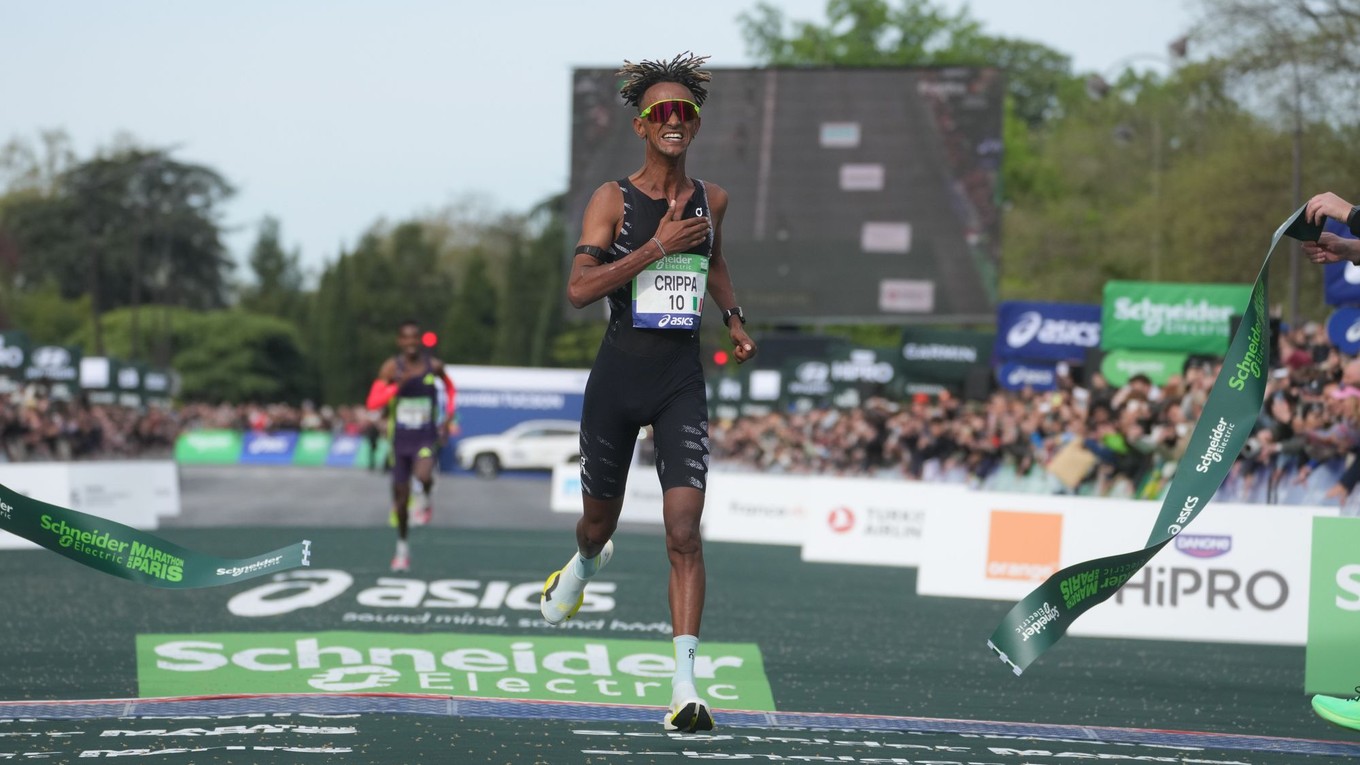 Taliansky atlét Yemaneberhan Crippa víťazí v cieli Parížskeho maratónu