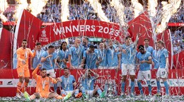 Futbalisti Manchestru City s trofejou pre víťaza FA Cupu.