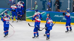 Slovenskí hokejisti ďakujú divákom po výhre 4:1 po zápase základnej B-skupiny Slovensko - Fínsko na ZOH 2026.