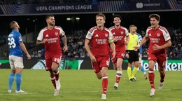 Martin Ödegaard (v strede) sa teší z gólu proti Neapolu.