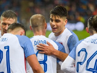 Slovenskí futbalisti sa tešia z gólu počas prípravného medzištátneho futbalového stretnutia pred ME 2024 Nórsko - Slovensko
