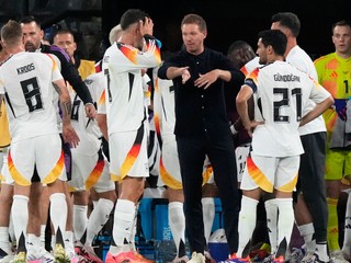 Julian Nagelsmann s hráčmi Nemecka. 