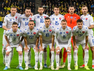 Futbalisti základnej jedenástky Slovenska pózujú pred zápasom 5. kola C-divízie Ligy národov Švédsko - Slovensko.