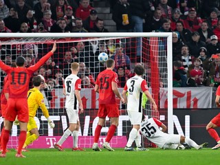 Hiroki Ito strieľa gól v zápase Bayern Mníchov - Frankfurt. 