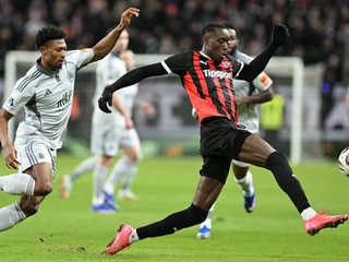 Na snímke vpravo hráč Trnavy Idjessi Metsoko a hráč Slovana Rahim Ibrahim počas osemfinále Slovnaft Cup-u medzi FC Spartak Trnava - ŠK Slovan Bratislava.