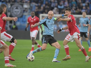 Vladimír Weiss (v strede) v súboji s hráčmi Trenčína v zápase 20. kola futbalovej Niké ligy medzi ŠK Slovan Bratislava – AS Trenčín.