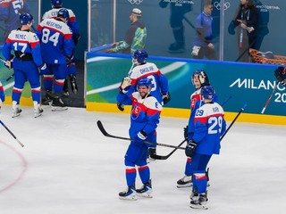 Slovenskí hokejisti ďakujú divákom po výhre 4:1 po zápase základnej B-skupiny Slovensko - Fínsko na ZOH 2026.
