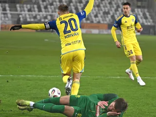 Na snímke chrbtom Ján Krivák (Košice) a dole Marko Roginič (Žilina).