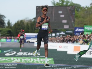 Taliansky atlét Yemaneberhan Crippa víťazí v cieli Parížskeho maratónu