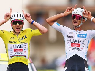Tadej Pogačar (vľavo) a Isaac Del Toro v cieli kráľovskej 20. etapy Tour de France 2026.