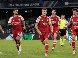 Martin Ödegaard (v strede) sa teší z gólu proti Neapolu.