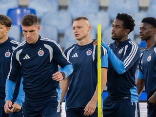 Hráči ŠK Slovan Bratislava, zľava Alexej Maroš, Danylo Ignatenko, Nino Marcelli, Sandro Cruz a Suleiman Camara.