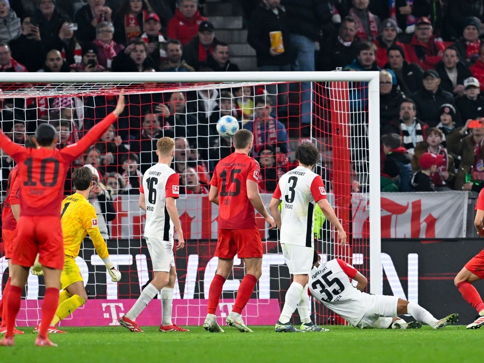 Hiroki Ito strieľa gól v zápase Bayern Mníchov - Frankfurt. 