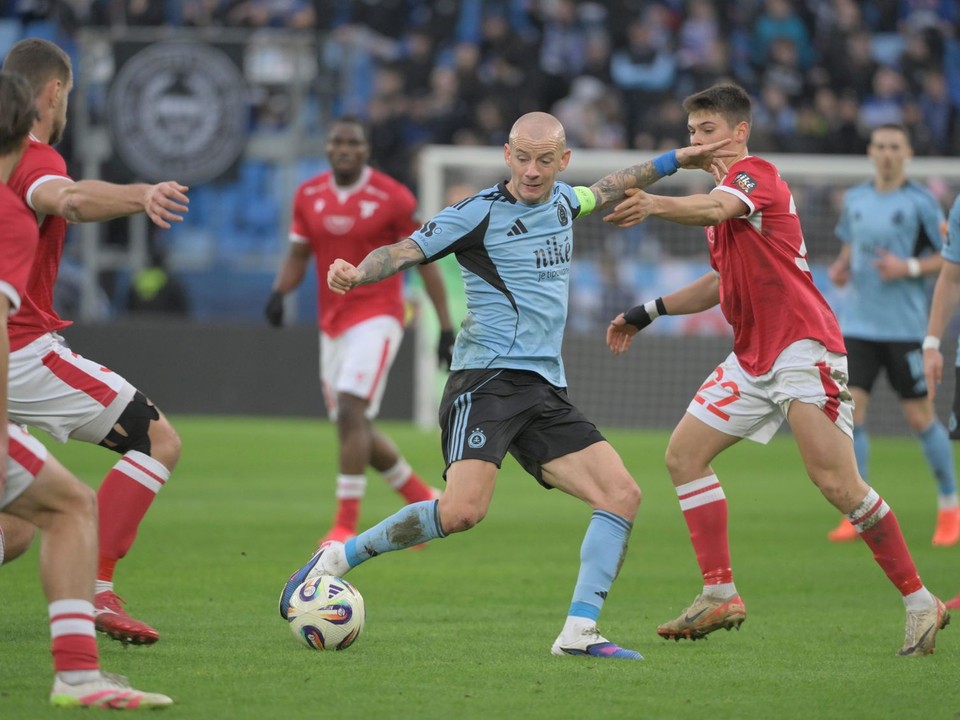 Vladimír Weiss (v strede) v súboji s hráčmi Trenčína v zápase 20. kola futbalovej Niké ligy medzi ŠK Slovan Bratislava – AS Trenčín.