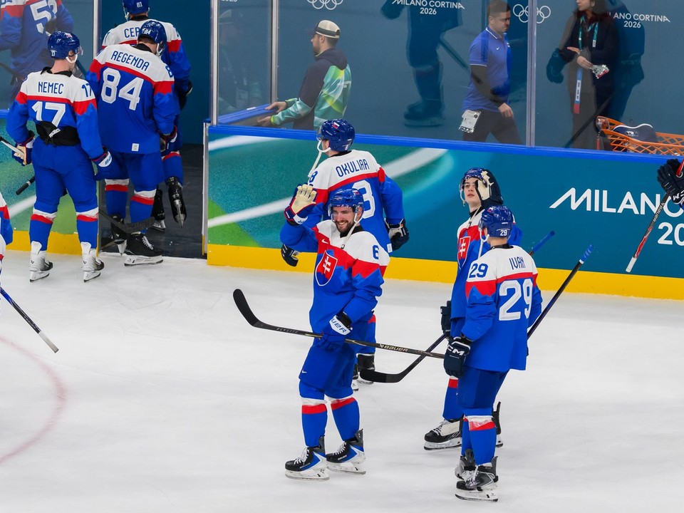 Slovenskí hokejisti ďakujú divákom po výhre 4:1 po zápase základnej B-skupiny Slovensko - Fínsko na ZOH 2026.