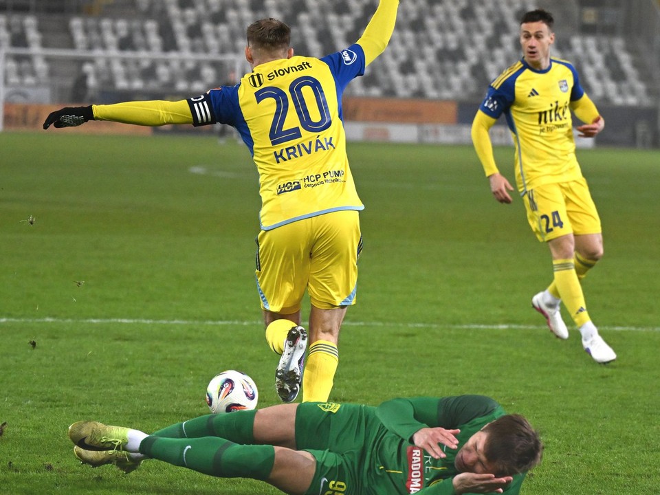 Na snímke chrbtom Ján Krivák (Košice) a dole Marko Roginič (Žilina).