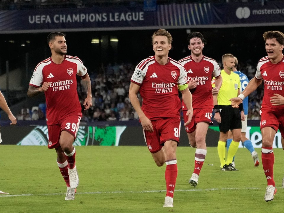 Martin Ödegaard (v strede) sa teší z gólu proti Neapolu.