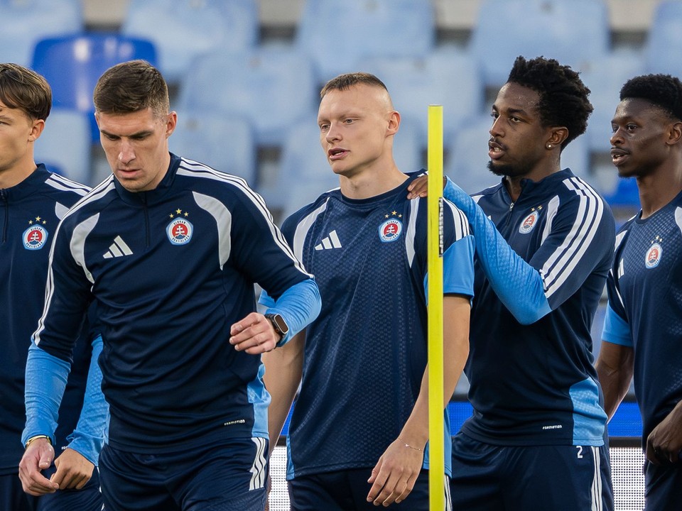 Hráči ŠK Slovan Bratislava, zľava Alexej Maroš, Danylo Ignatenko, Nino Marcelli, Sandro Cruz a Suleiman Camara.