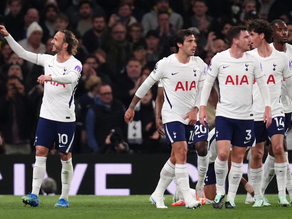 Tottenham Hotspur oslavuje gól. 