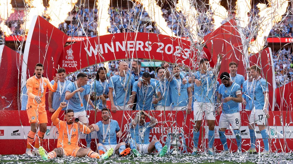 Futbalisti Manchestru City s trofejou pre víťaza FA Cupu.