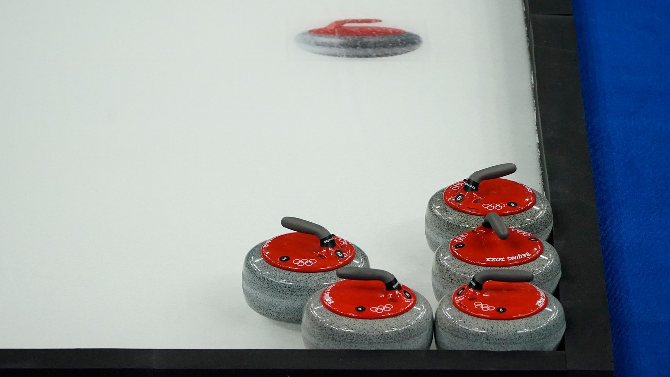 Curlingové kamene na ľade pred ZOH v Pekingu 1. februára 2022.