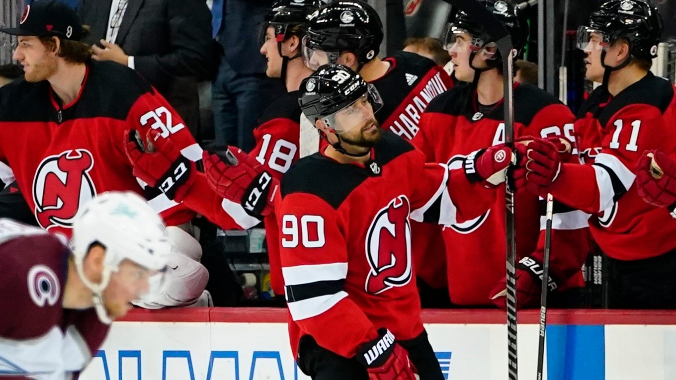 Tomáš Tatar oslavuje gól v drese New Jersey Devils.