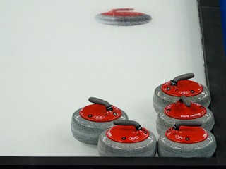 Curlingové kamene na ľade pred ZOH v Pekingu 1. februára 2022.