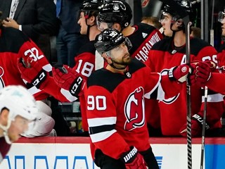 Tomáš Tatar oslavuje gól v drese New Jersey Devils.