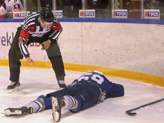 Ivan Novák (Spišská Nová Ves) leží na ľade počas zápasu 44. kola Tipos extraligy HC ‘05 Banská Bystrica - HK Spišská Nová Ves.