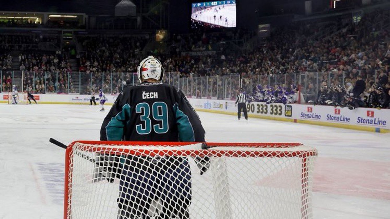 Petr Čech v hokejovej bráne. 