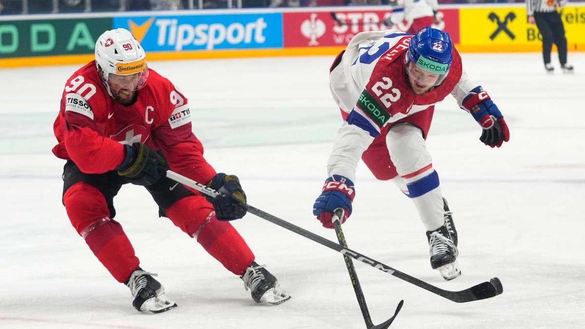 Jachym Kondelik a Roman Josi v zápase Švajčiarsko - Česko na MS v hokeji 2024