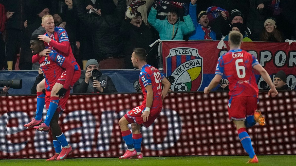 Futbalisti Viktorie Plzeň sa radujú z gólu.
