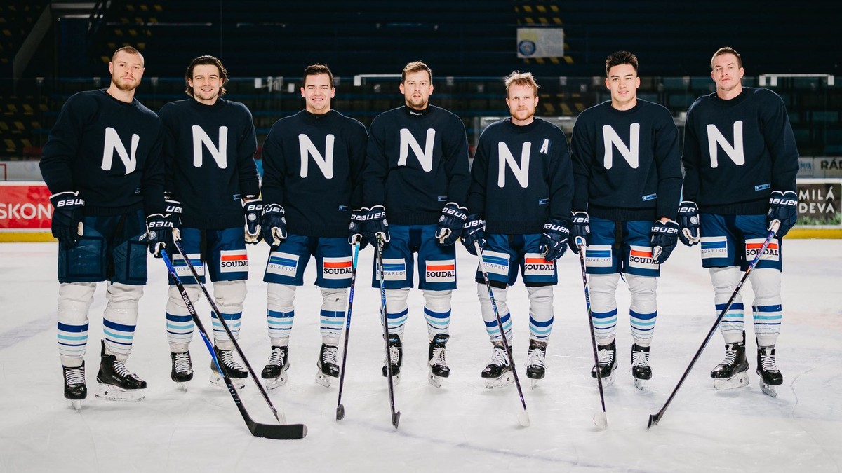 Hokejisti HK Nitra v špeciálnych retro dresoch.