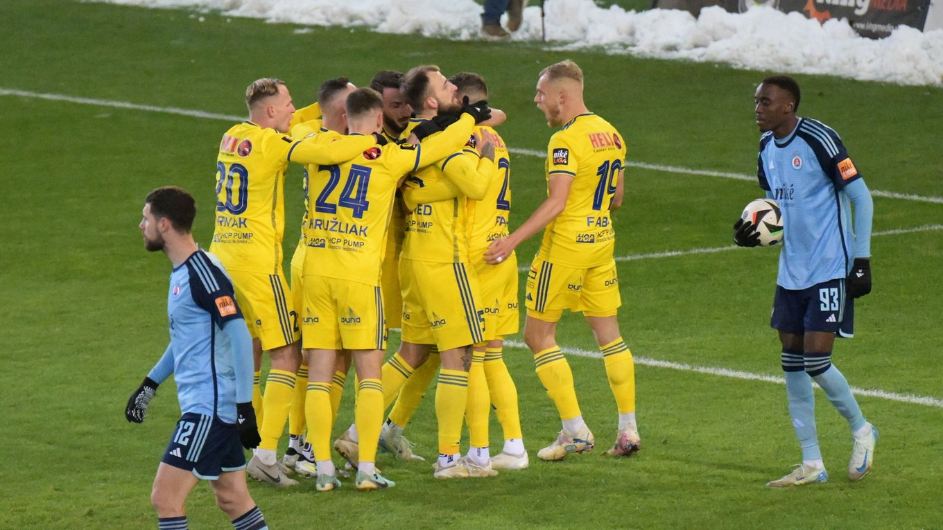 Futbalisti FC Košice sa tešia po strelenom góle proti ŠK Slovan Bratislava v zápase 15. kola Niké ligy.