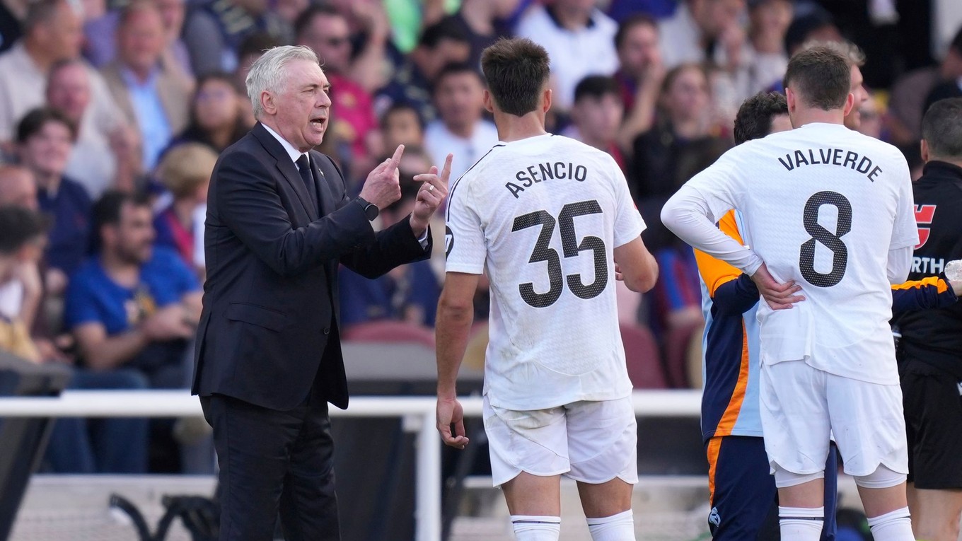 Futbalisti Realu Madrid s trénerom Carlom Ancelottim.
