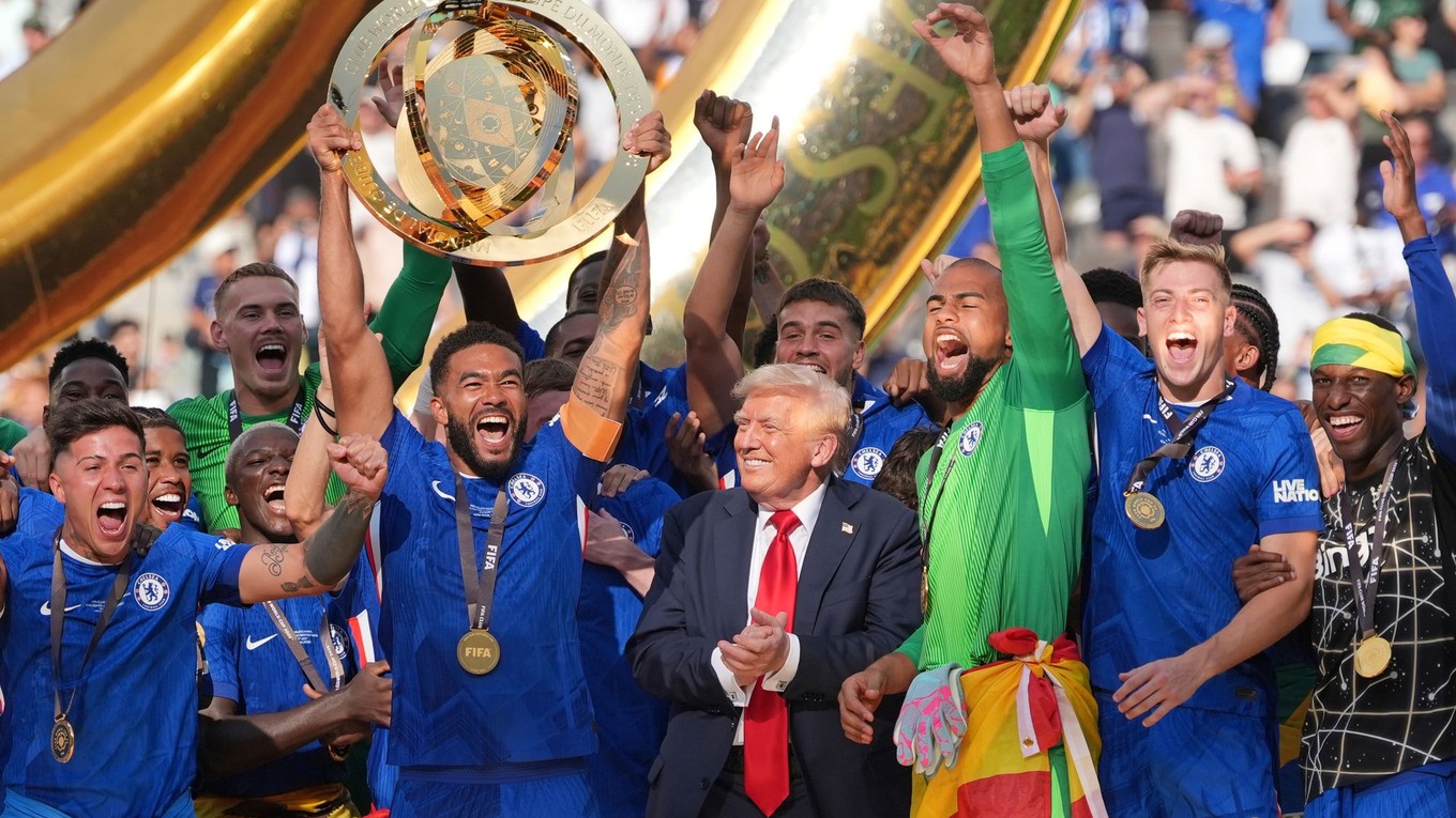 Prezident Trump na pódiu počas osláv Chelsea.