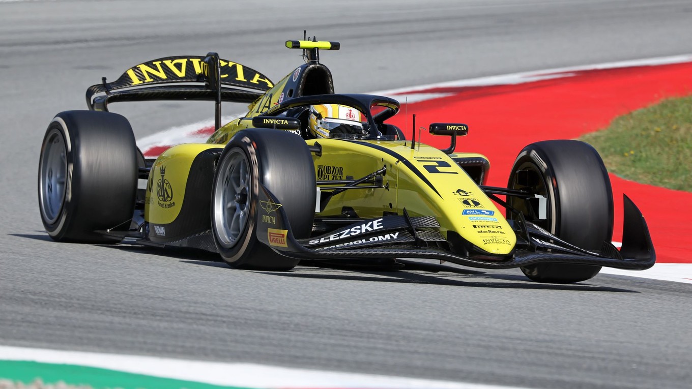 Český pretekár F2 Roman Staněk na monoposte tímu Invicta Racing.