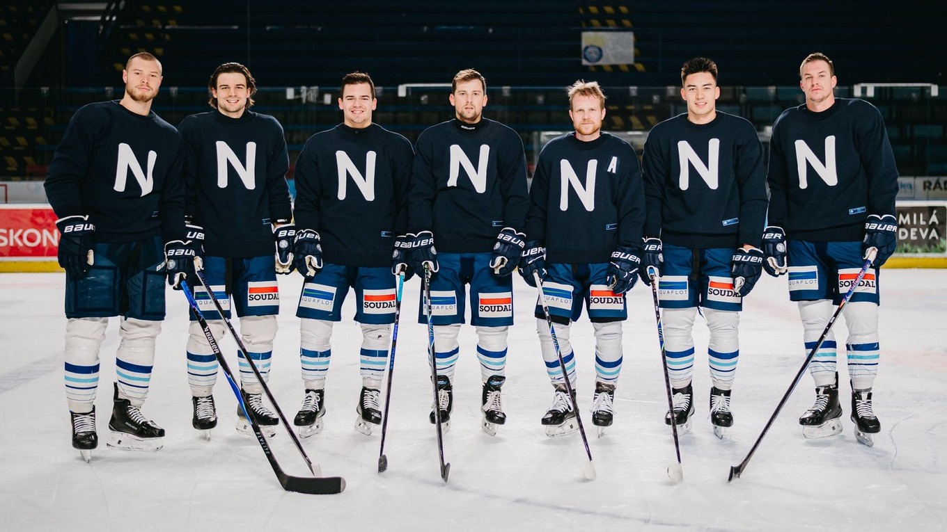 Hokejisti HK Nitra v špeciálnych retro dresoch.