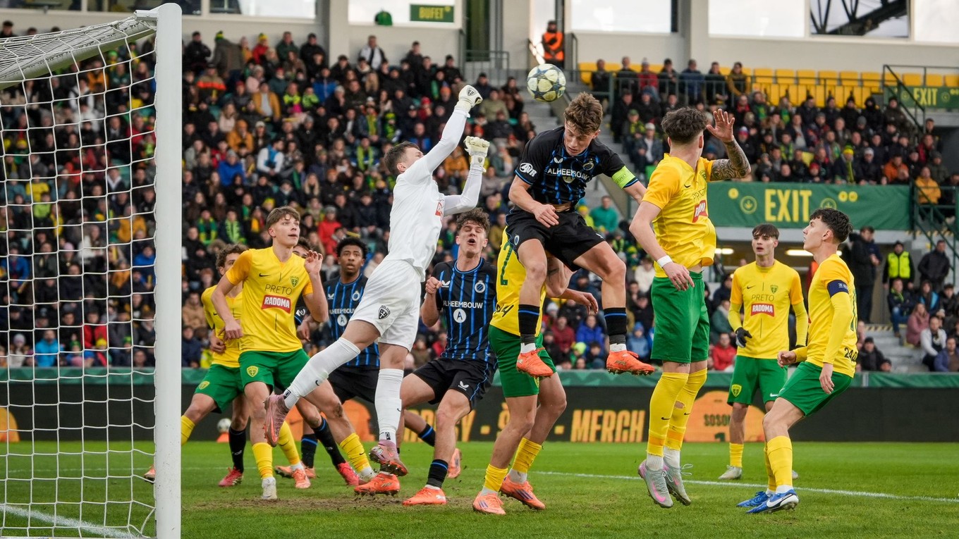 Na snímke v strede hráč Club Bruggy Laurens Goemaere (73) a hráč MŠK Žilina Jakub Jokl (1).