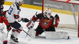 Martin Bakoš a brankár Dominik Hrachovina (Banská Bystrica).