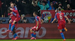 Futbalisti Viktorie Plzeň sa radujú z gólu.