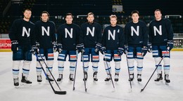 Hokejisti HK Nitra v špeciálnych retro dresoch.