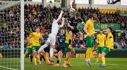 Na snímke v strede hráč Club Bruggy Laurens Goemaere (73) a hráč MŠK Žilina Jakub Jokl (1).