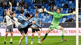 V popredí vľavo Andraž Šporar (Slovan) a vpravo brankár Matej Jurička (Podbrezová)