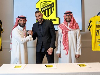 Karim Benzema pri podpise novej zmluve v saudskoarabskom Al Ittihad. 
