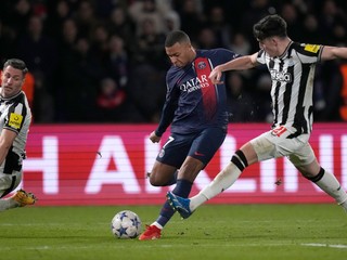 Kylian Mbappé a Tino Livramento v zápase Paríž St. Germain - Newcastle United.