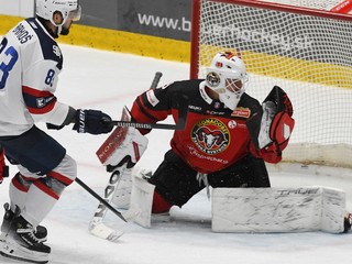 Martin Bakoš a brankár Dominik Hrachovina (Banská Bystrica).